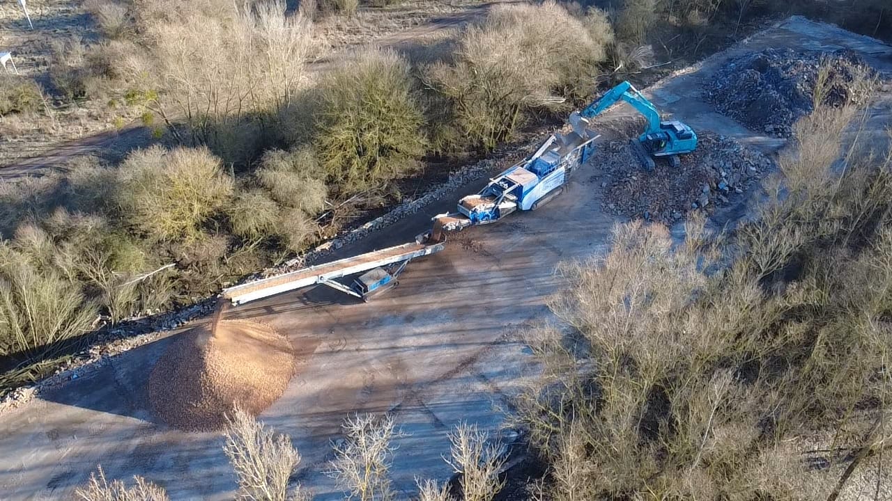 Luftbild: Aufbereitung von Bauschutt direkt auf der Baustelle Luftbild: Aufbereitung von Bauschutt direkt auf der Baustelle