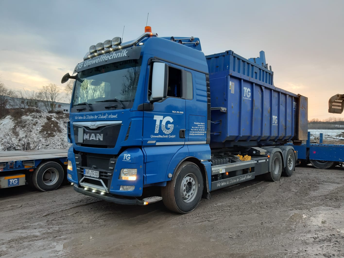 TG-LKW mit Container für getrennt erfasste Metalle TG-LKW mit Container für getrennt erfasste Metalle